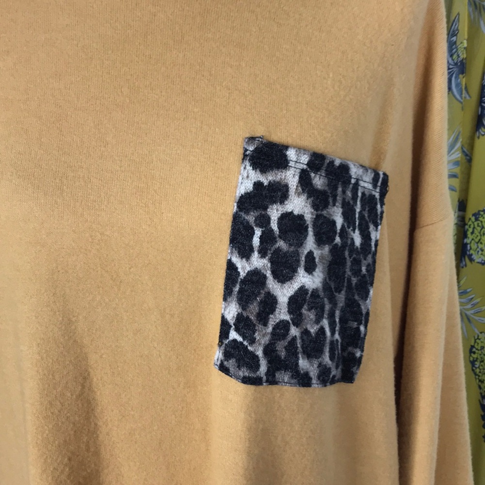 Over sized round neck pullover. - Picture 3 of 4